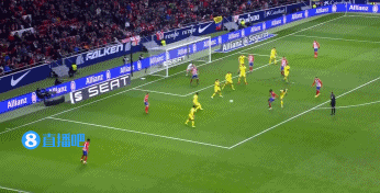 伊涅斯塔造访巴萨基地，与佩德里、费尔明、亚马尔合影