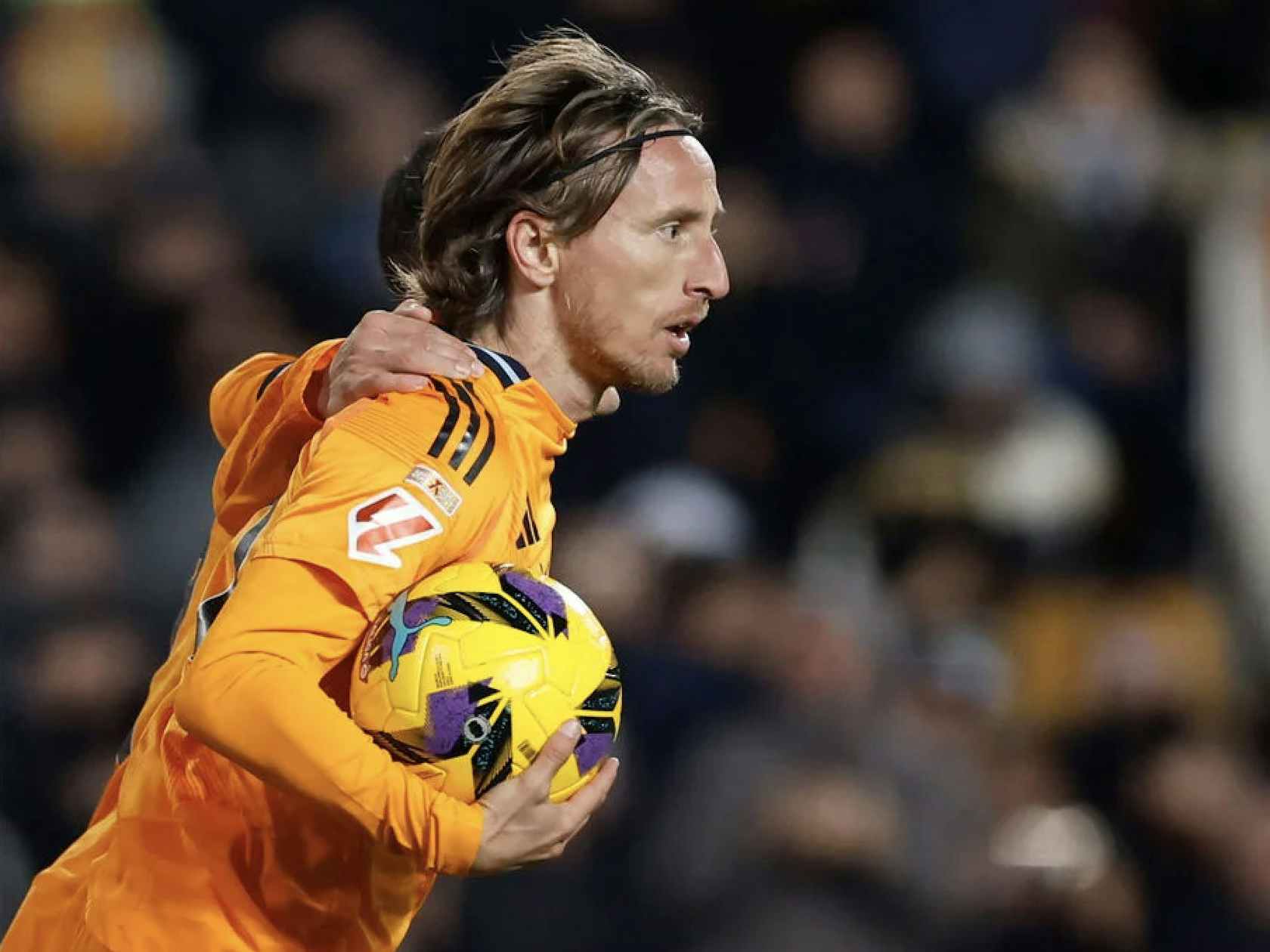 日本队以2-0击败加纳队，堂安律远射破门，阿布受伤离场，日本队近10场全胜，展现强大实力。